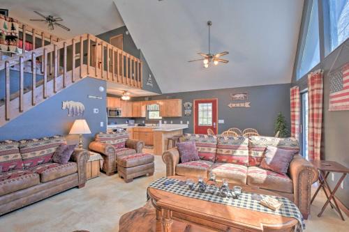 Upper Peachtree House | Relax Fireside: ‘HighBearNation Lodge’ Near Hiking