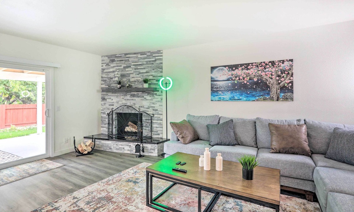 Reno/Tahoe Airport House | Relax Fireside & Play Pool! Home 4 Mi to Dtwn Reno