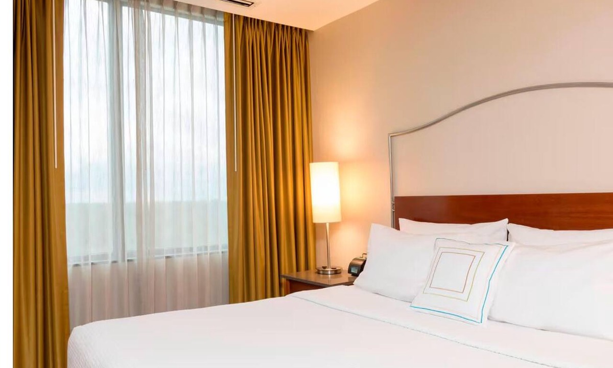 Norwood Park Hotel | Relax in 2 Family-Friendly Suites w/Heated Pool & Hot Breakfast Near Airport