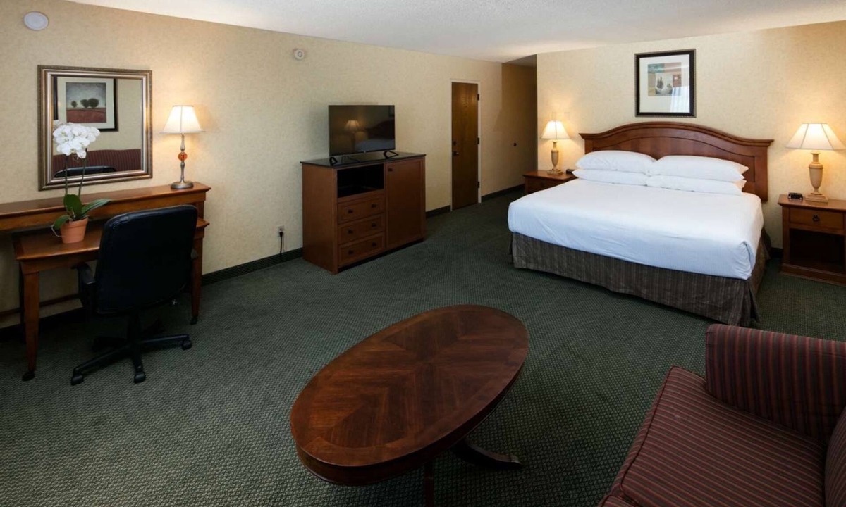 Downtown Hotel | Relax in a Modern Suite w/Premium Cable Near Humboldt Redwoods
