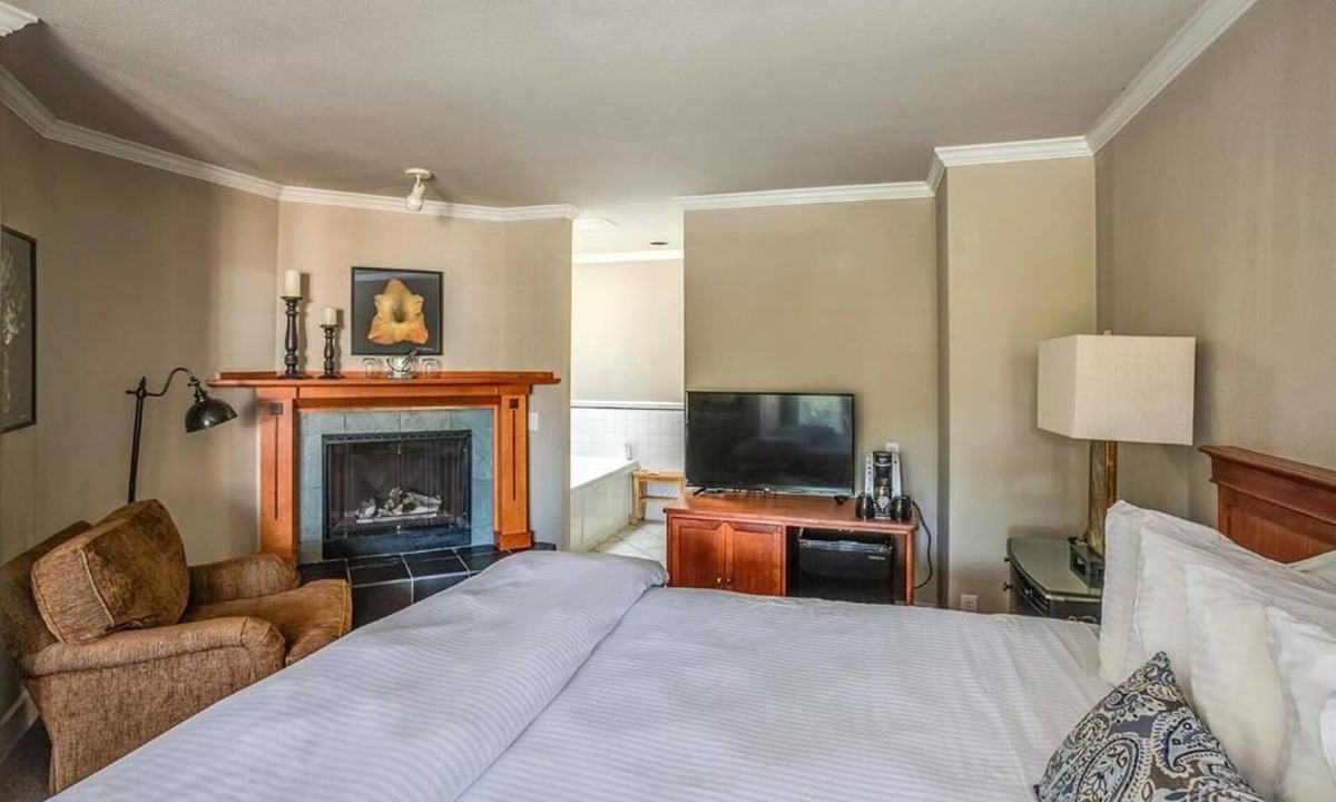 Downtown Cannon Beach Hotel | Relax in Charming Room Steps from Haystack Rock! Free Parking