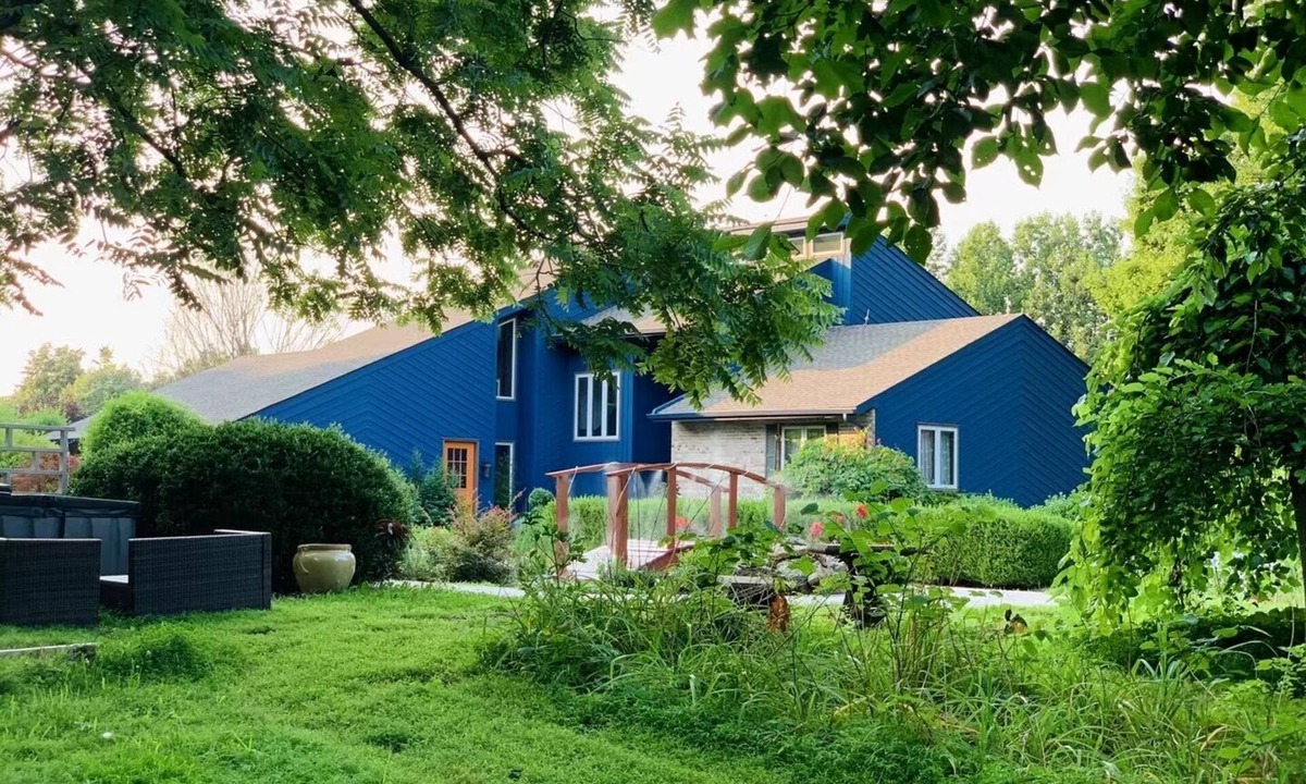Lewisburg Cottage | Relax in nature at this peaceful 35 acre hilltop country estate.