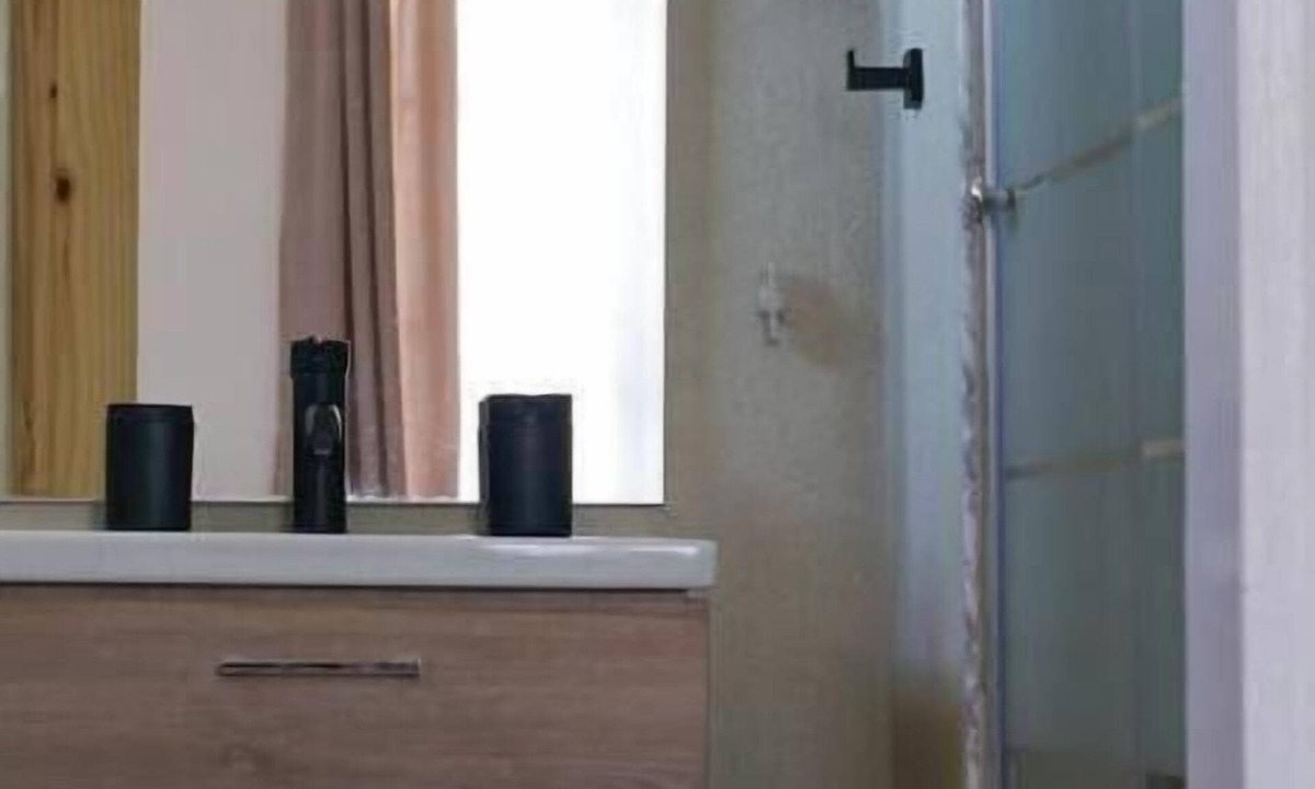 Wotton Apartment | Relax in peace and comfort in a 1-bedroom Flat in Christ Church with WiFi, AC