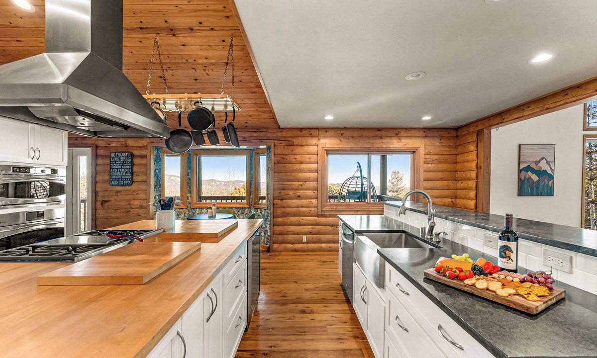 Bailey House | Relax in the Private, Luxury, HotTub, Sauna, PoolTable, HugeBalcony, PetFriendly