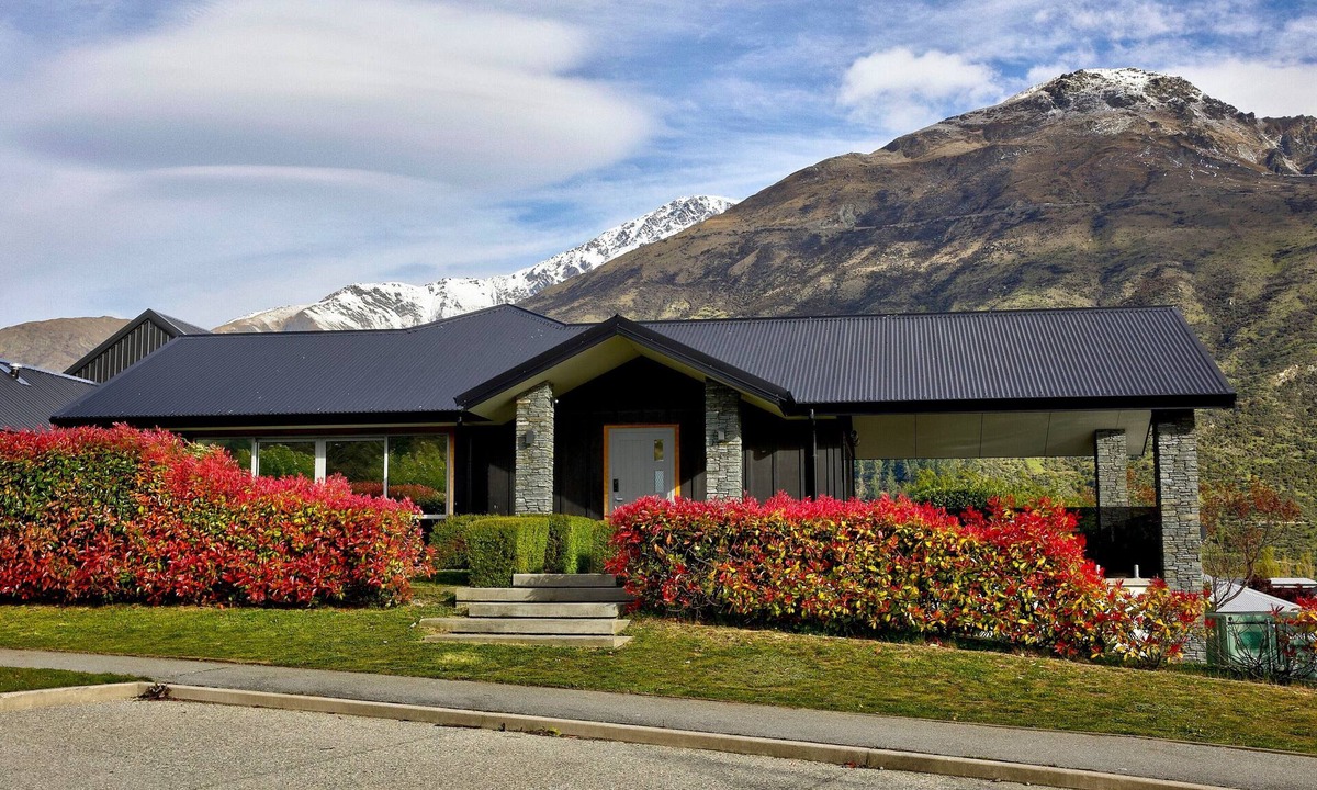 Lower Shotover House | Relax or Work in Queenstown: Mountain View Home with Media Room