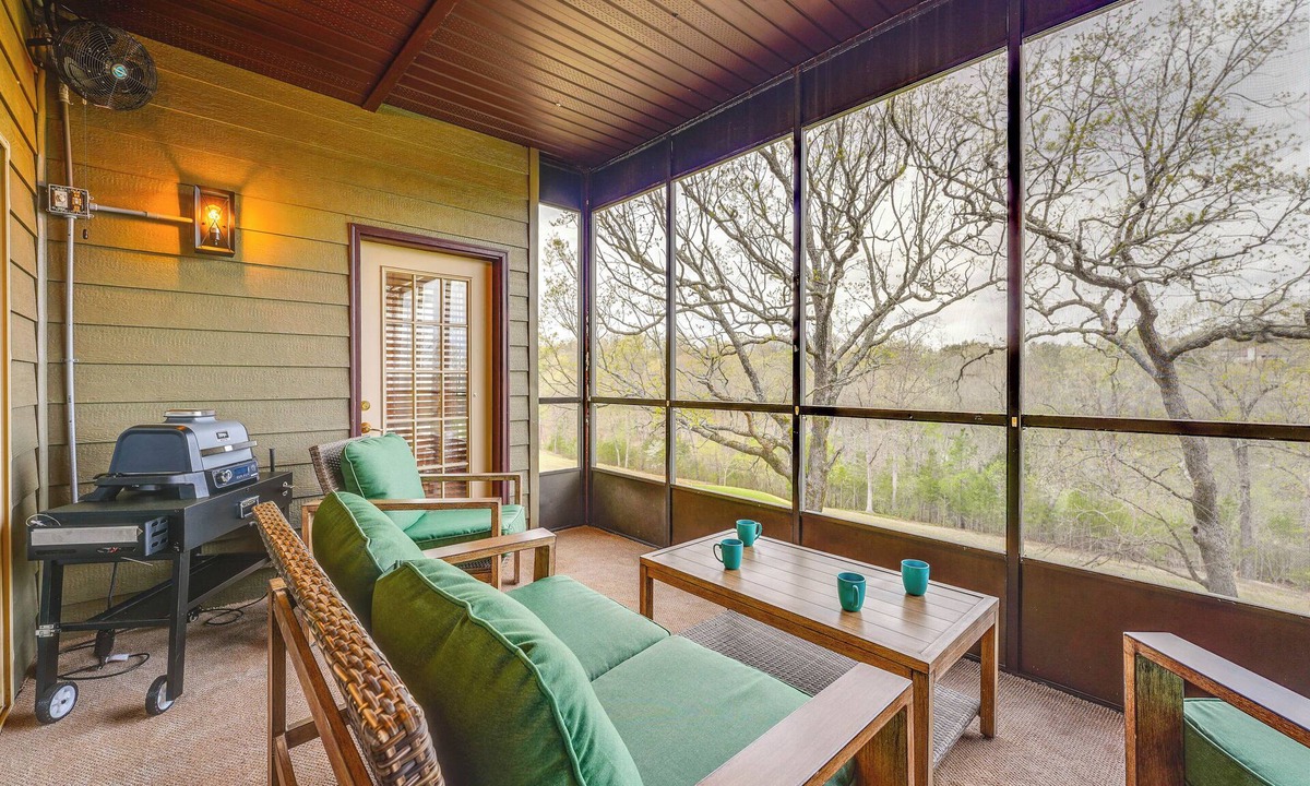 Branson West Condo | Relax Poolside! Golfer’s Oasis in Branson West