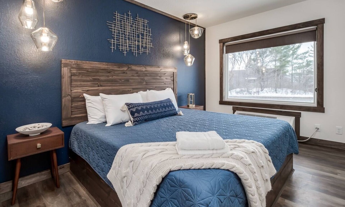 Prescott Hotel | Relax & Refresh | Free Parking & Extra Vanity