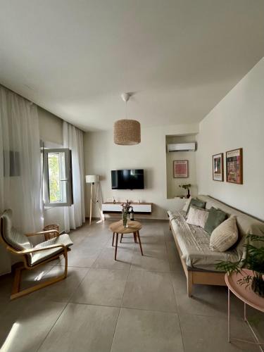 Kalo Chorio Apartment | Relax under the mulberry tree