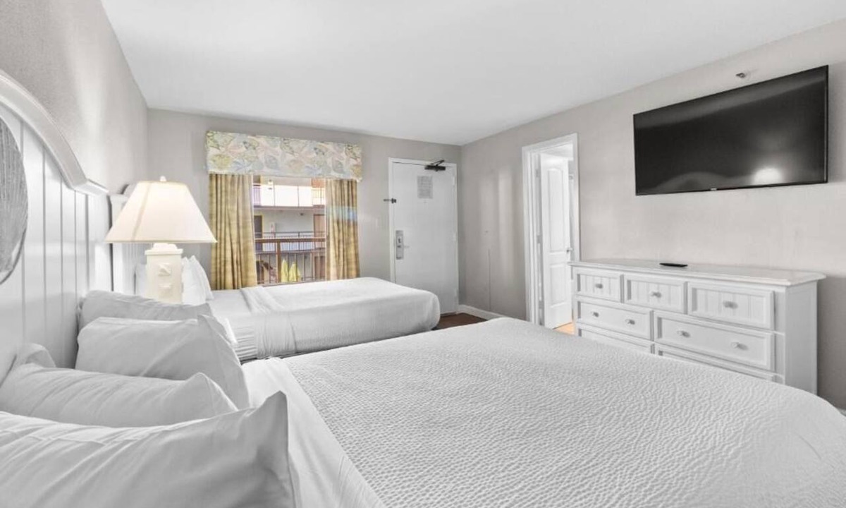 Myrtle Beach Hotel | Relax w/Full Kitchen + Balcony View in Stunning Beach Suite