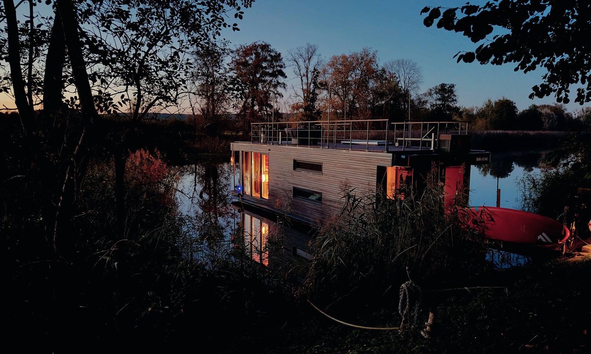 Bad Freienwalde Boat Rental | Relaxation on the water! 50sqm luxury houseboat in the middle of the nature of the Oderbruch