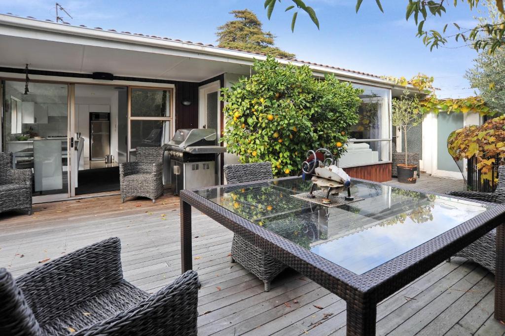 Merivale Apartment | Relaxed 3BR Hideaway - Outdoor Living & Pets - Christchurch Holiday Homes