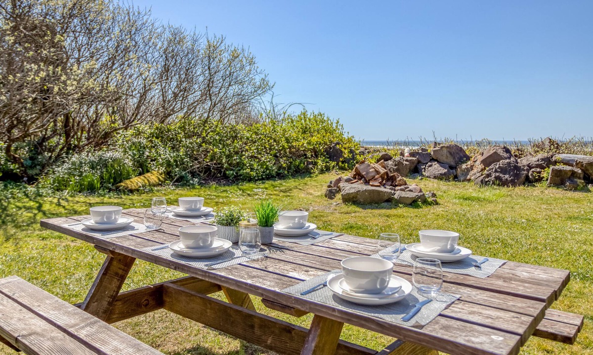Yachats House | Relaxed, Secluded Oceanfront Cottage has Large Yard and Access to Miles of Beach