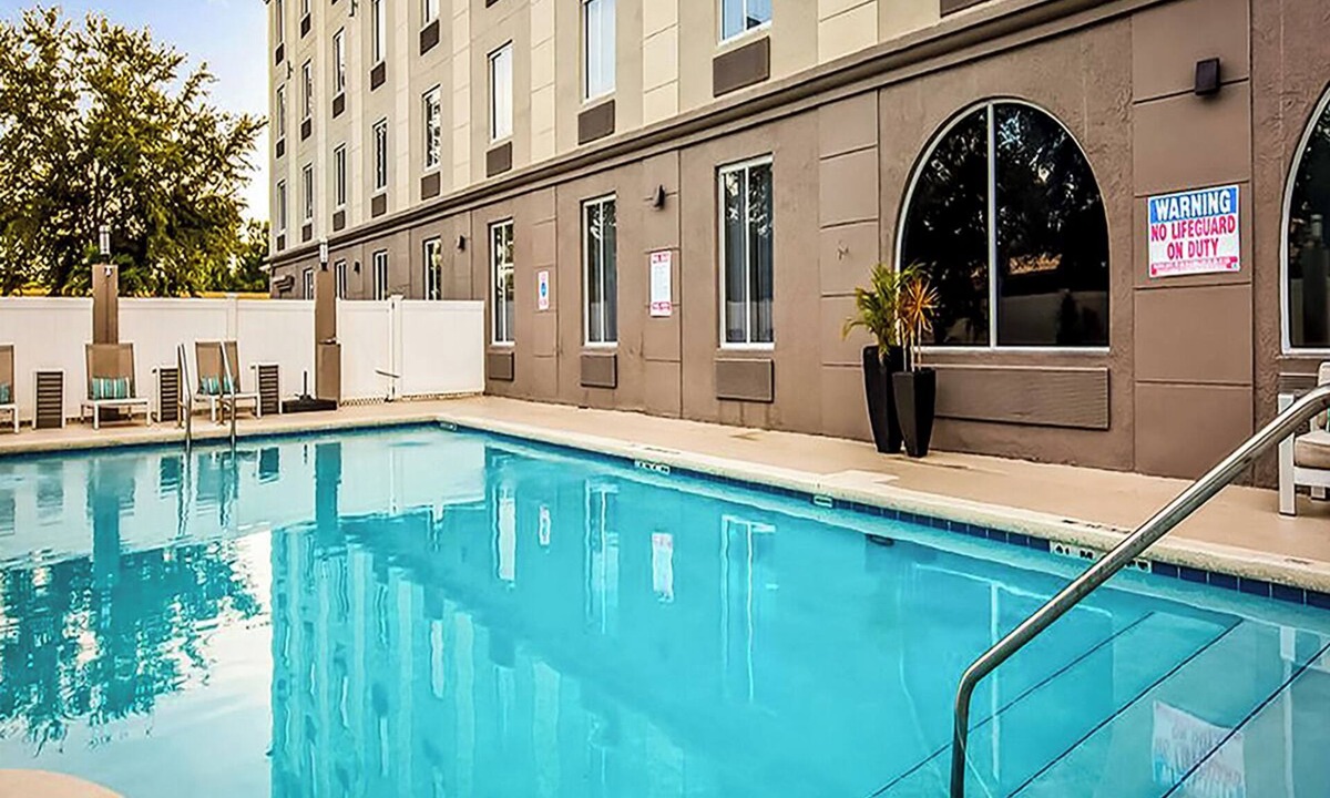 Orlando Hotel | Relaxing 2-Unit Orlando Stay w/Pool Access & Free Breakfast, 4 Miles to Airport