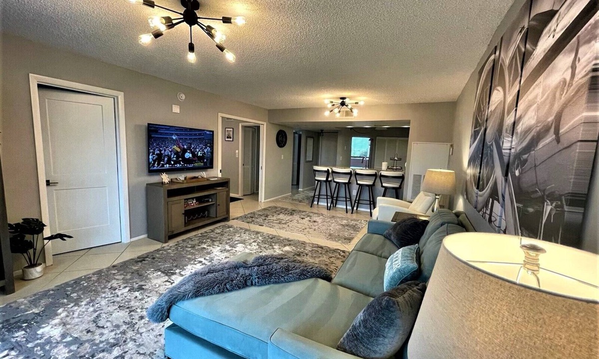 Marco Island Condo | Relaxing 3 Bd 2 Br Condo w/Heated Poll - Hot Tub - Tennis & Pickleball Court