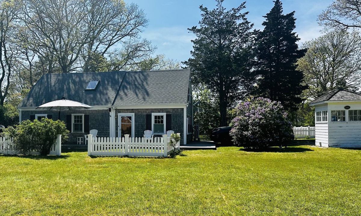 South Chatham House | Relaxing 3br, private yard, walk to beach, close to bike trail and shopping!
