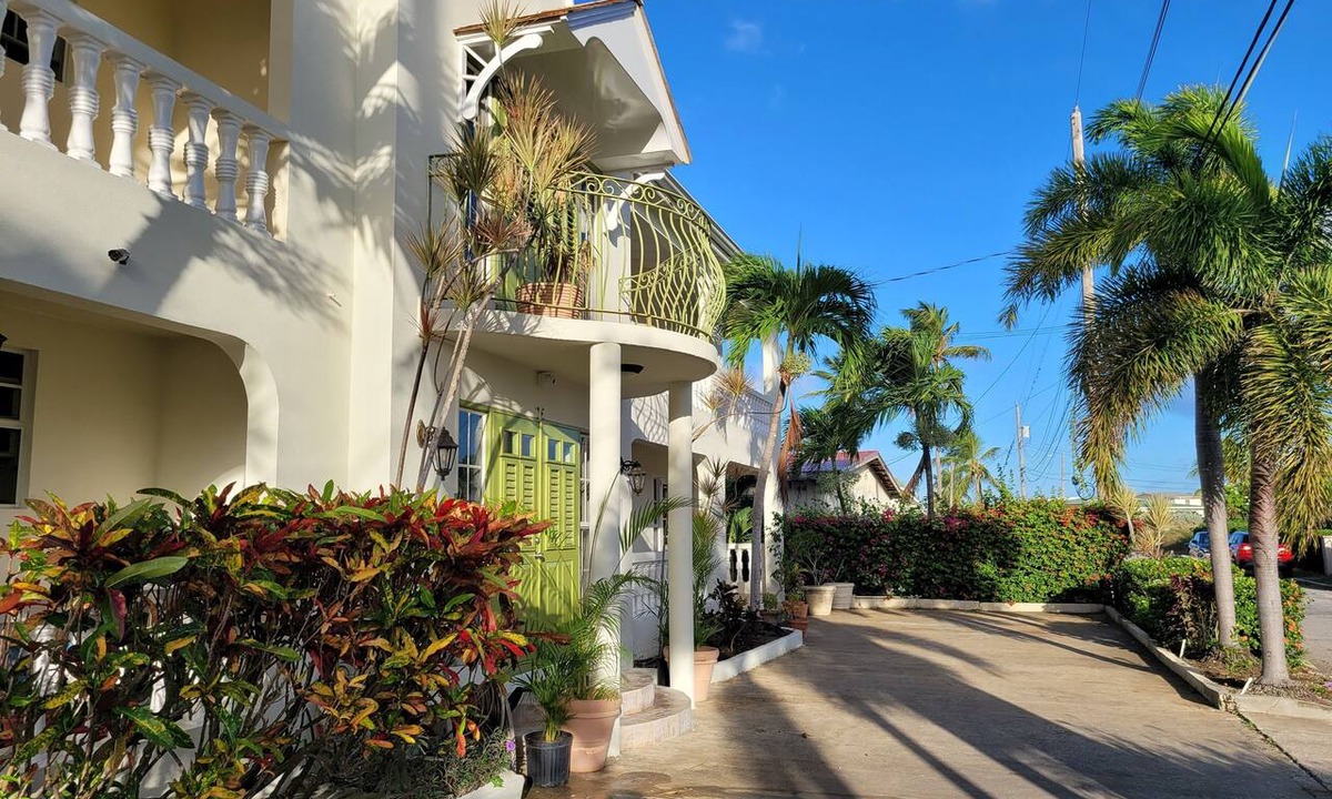 Atlantic Shores Apartment | Relaxing, Amazing beach, pool, Cheap cars, quiet area, Surfers paradise 1