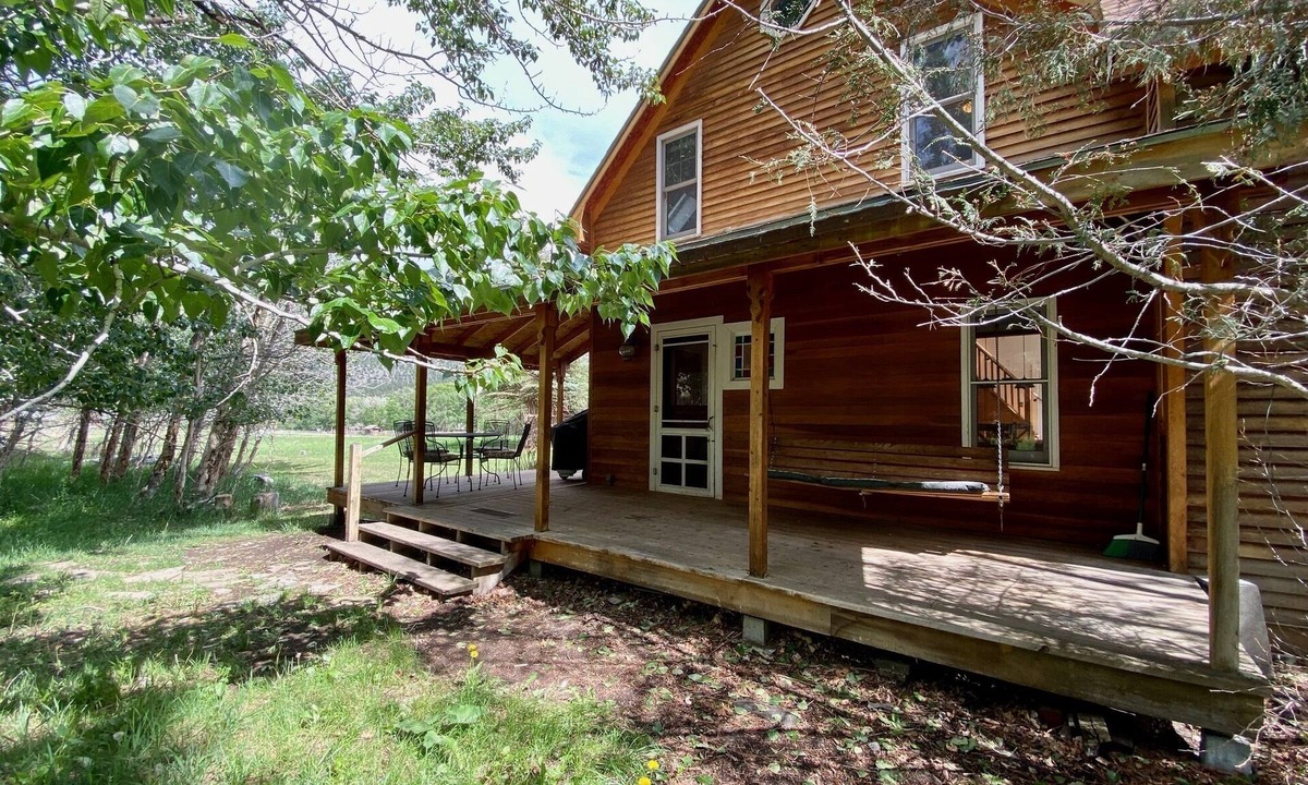 Emigrant House | Relaxing and Private Base to Explore Yellowstone National Park and SW Montana.