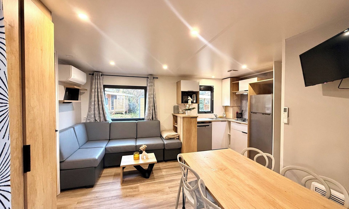 La Garde-Freinet House | Relaxing break in Saint-Tropez: spacious 3-bedroom mobile home + large terrace