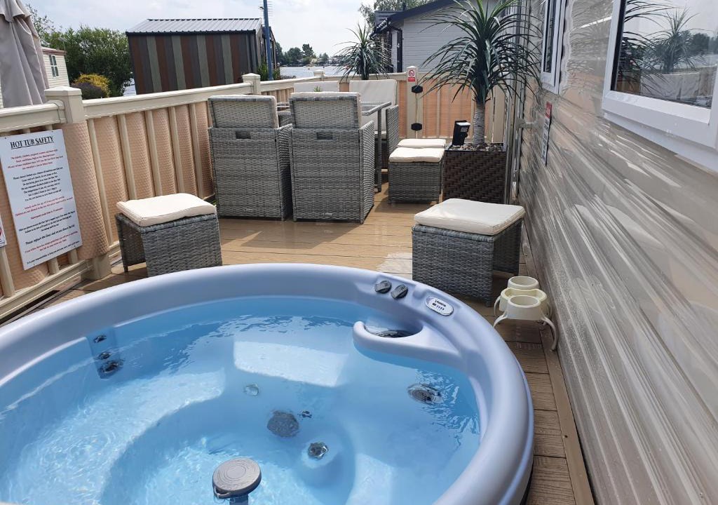 Tattershall Resort | Relaxing Breaks with Hot tub at Tattershal lakes 3 Bedroom