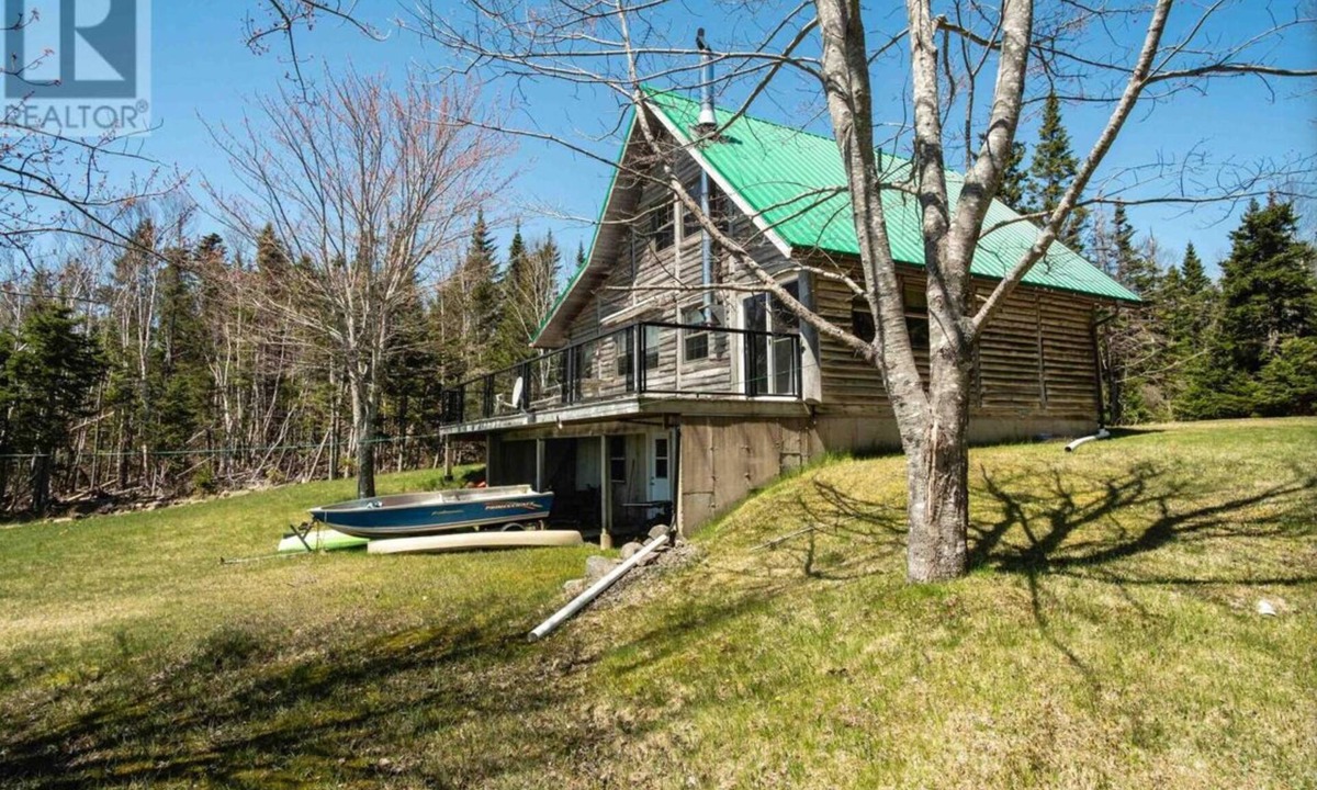 Evanston Cottage | Relaxing Cedar Log Cottage on Bras d'Or Lake over 300 Ft Private Beach & Kayaks