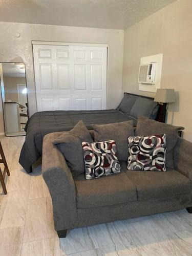 North Dodge House | Relaxing Central Studio-Close to Everything