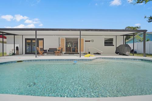 Palm Coast House | Relaxing Coastal POOL Home 10 min to the Beach Pets stay free