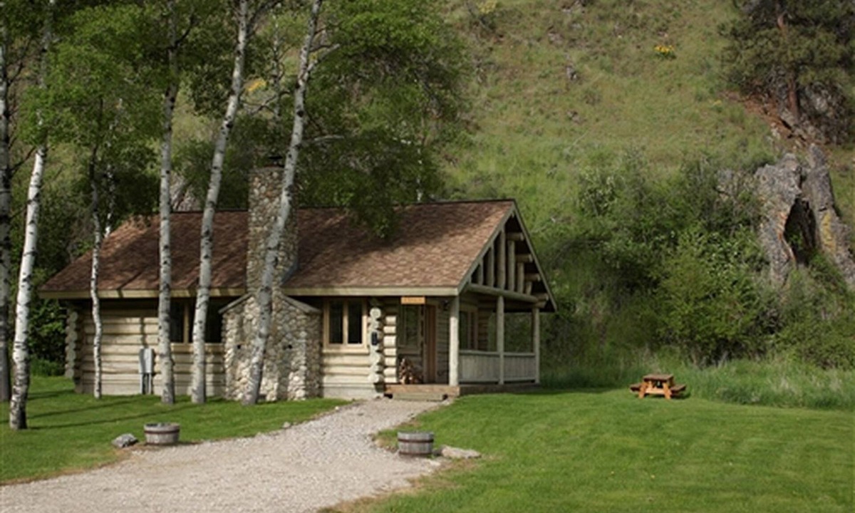 Darby Cabin | Relaxing Glamping Vacation: Fantastic Log Cabin in Darby, MT