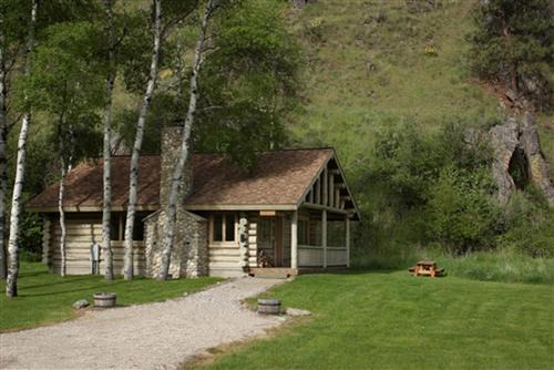 Darby House | Relaxing Glamping Vacation: Fantastic Log Cabin in Darby, MT