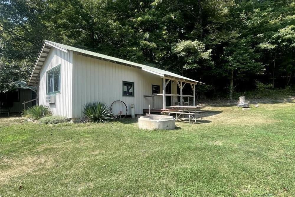 Gnaw Bone Cabin | Relaxing Group Cabin with Fire Ring in Indiana