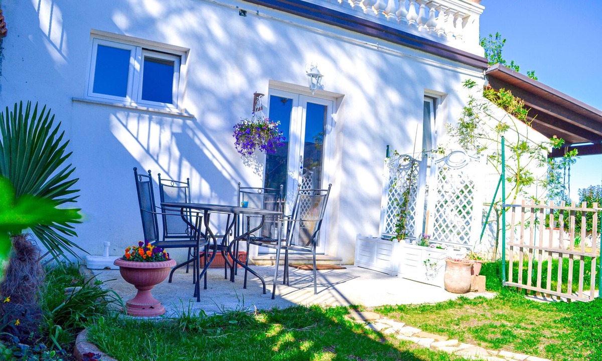 Cicerale Apartment | Relaxing Holiday Home with Private Garden and shared Pool
