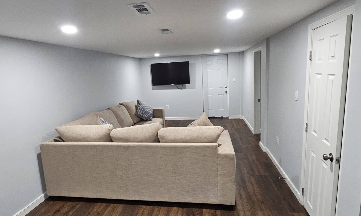 Wheaton-Glenmont House | Relaxing Home Away From Home