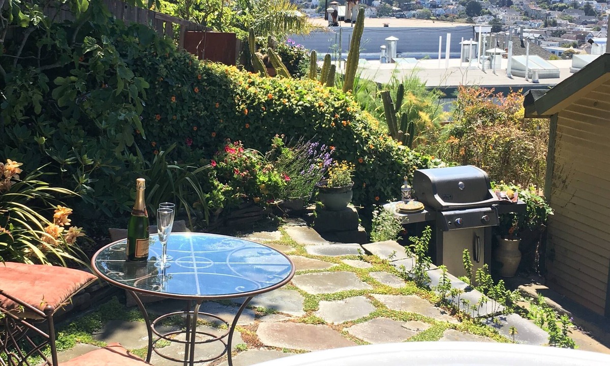 Eureka Valley House | Relaxing Home with Sweeping Views, Chef's Kitchen and Hot Tub in Center of SF