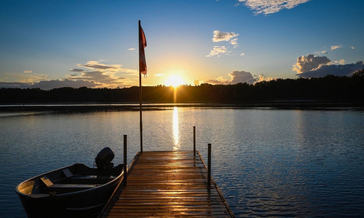 Youngs Point Cottage | Relaxing Hot Diggity Dog Cottage Retreat at the Lake Edge Cottages!