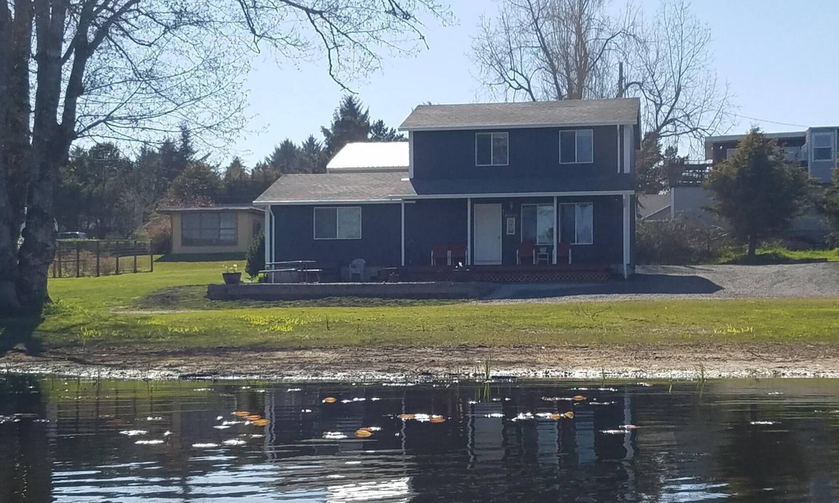 Sunset Beach House | Relaxing Lakefront, Close to Beach, Family Friendly, Quiet Neighborhood.