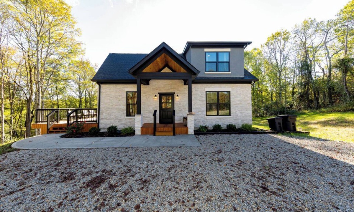 Logan Cabin | Relaxing luxury lodge, 4-bedroom retreat with WiFi, AC in Logan