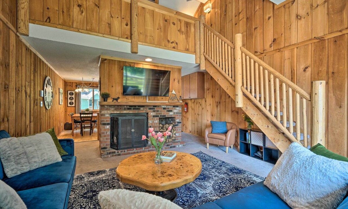 West Dover Apartment | Relaxing Mountain Refuge: 4 Miles to Mt Snow!