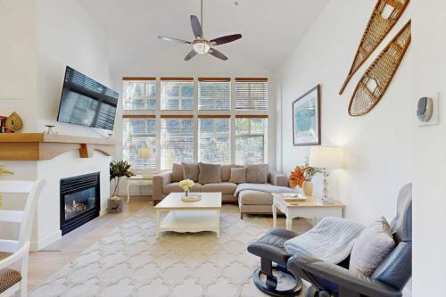 Salt Lake Mountain Resorts House | Relaxing mountain-view condo with shared hot tub pool & more-walk to ski lifts