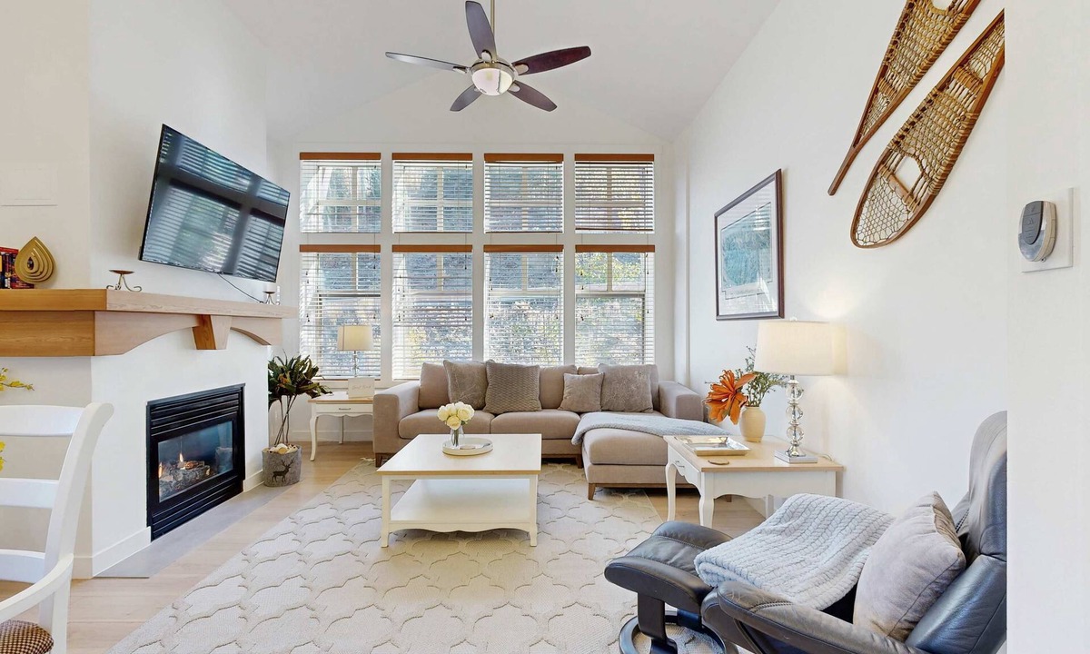 Salt Lake Mountain Resorts Condo | Relaxing mountain-view condo with shared hot tub, pool & more-walk to ski lifts