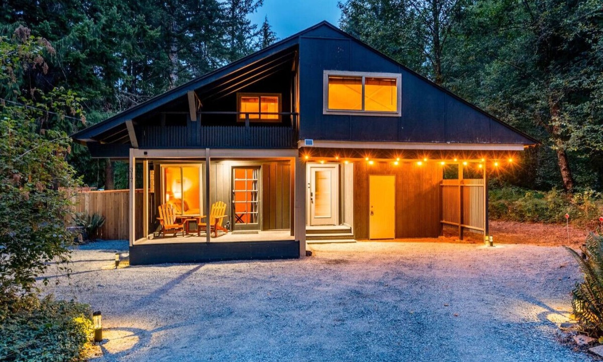 Ashford Cabin | Relaxing, Private Cabin w/Hot Tub & Generator near Mt Rainier!