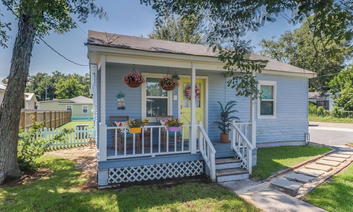 Long Beach House | RELAXING & QUAINT! Walk to Beach, Fenced in Yard, Updated, Clean, Pet Friendly