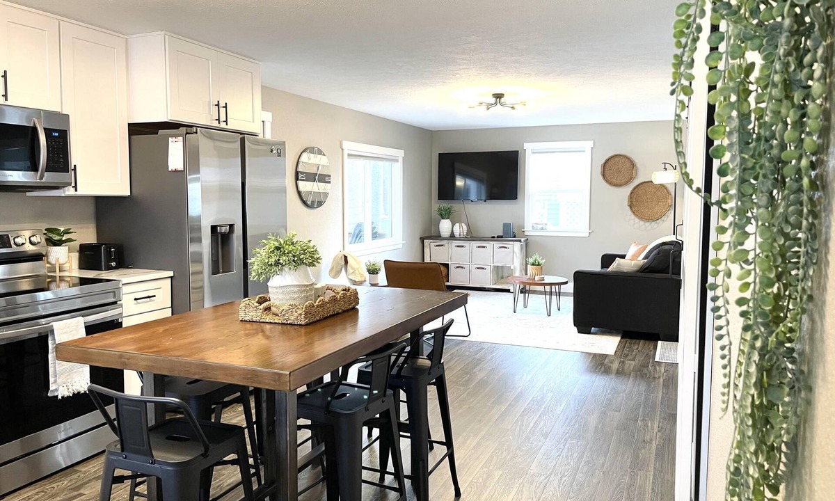 Howe House | Relaxing Riverside 10 Minutes to Shipshewana