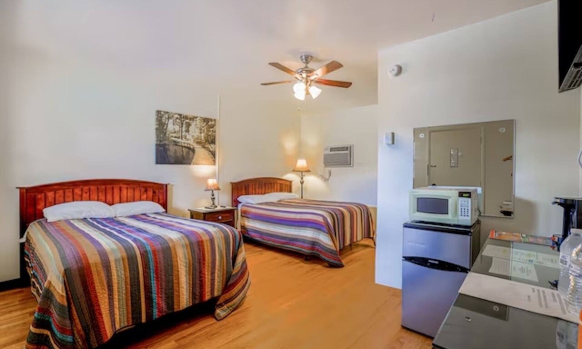 Short Creek Hotel | Relaxing Room Near Outdoor Attractions, Golf Course and Free Parking