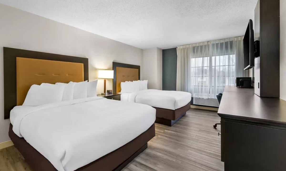 Brewerton Hotel | Relaxing Room Perfect for Oneida Lake Adventures | Free Parking and Breakfast