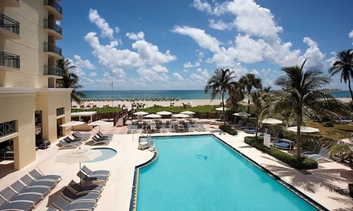 Singer Island Hotel | Relaxing stay | King Bed | Riviera Beach Views