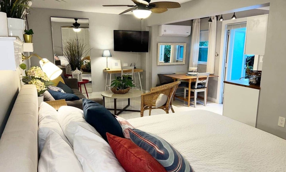 Flagami House | Relaxing studio with patio- Free parking & laundry