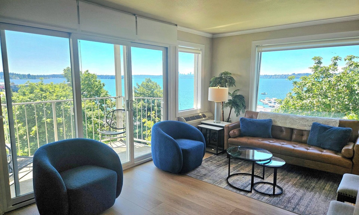 Moss Bay Condo | Relaxing View and Walking Distance to downtown Kirkland! Easy freeway access.