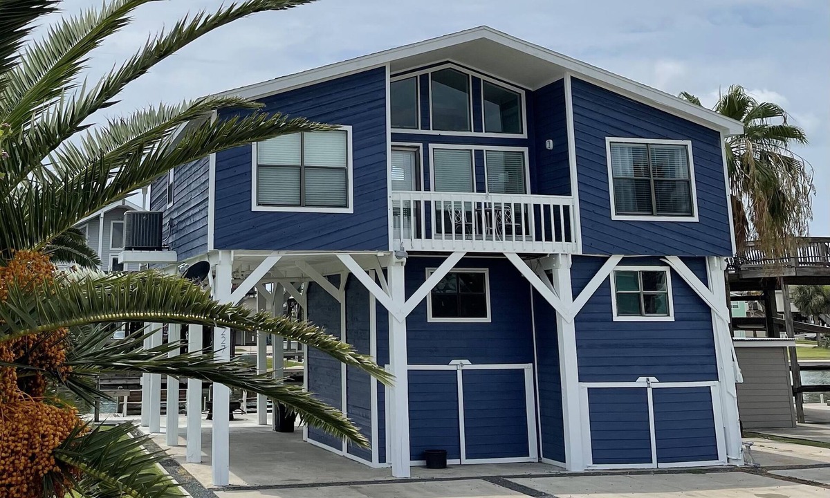 San Luis House | Relaxing Waterfront Canal Home in Treasure Island