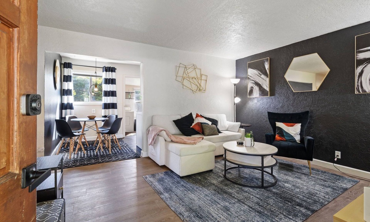 Fairview House | Relocation housing near Portland Airport large fenced yard, driveway parking!