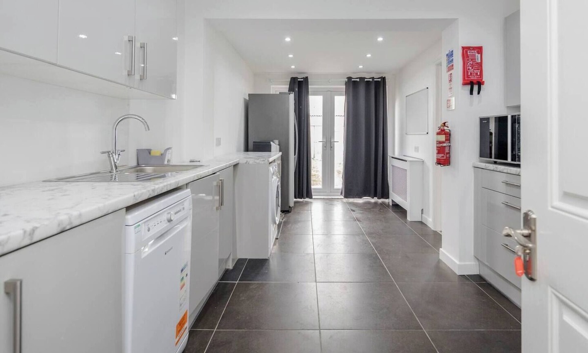 Basildon House | Remaj Accommodation, 4 Bedrooms, 6 Beds , sleeps 7 & free residential parking