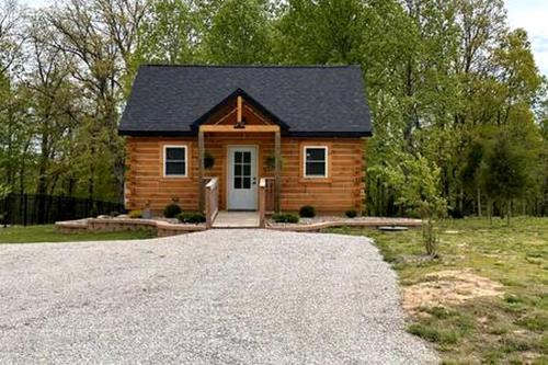 Birdseye House | Remarkable Cabin with Fire Pit and Jacuzzi in Indiana